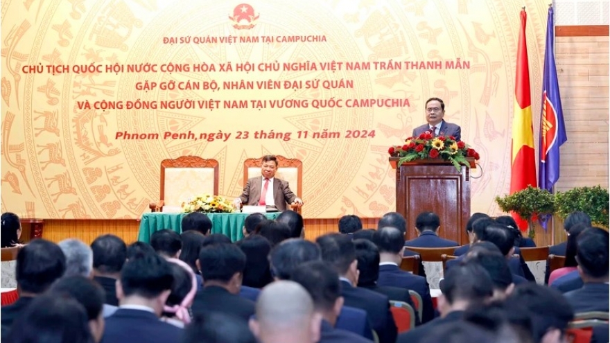 Top legislator meets with Vietnamese community in Cambodia